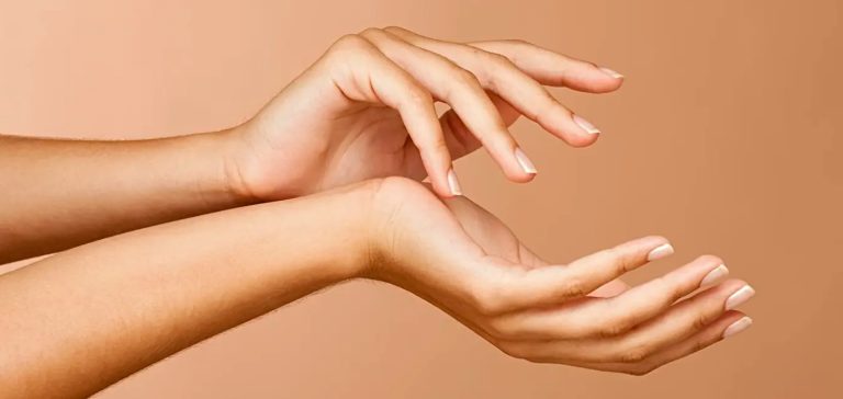 جمالكِ بين يديكِ ... اعتني بهما ودلليهما!