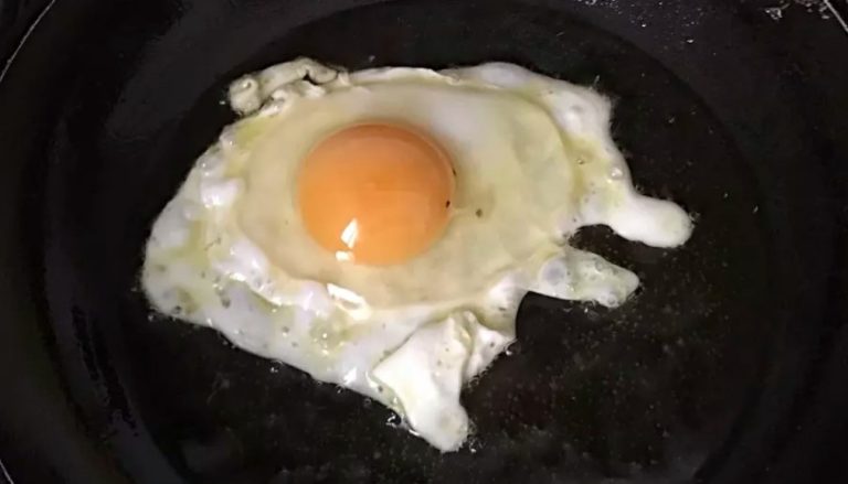 حيلُ جدتي روزا السحرية ضد تناثر بقع الزيت في المقلاة