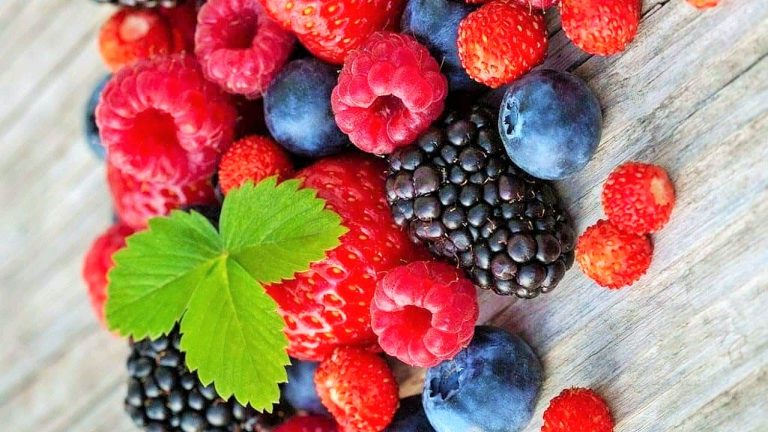 فوائد الفواكه الحمراء