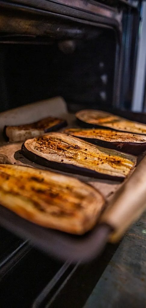 باذنجان مُتبل ومشوي في الفرن