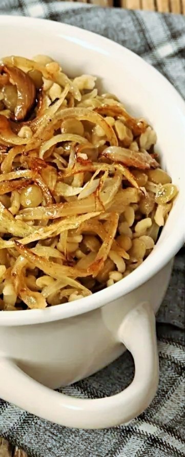 أرز بالعدس واللحم المفروم والبصل المكرمل