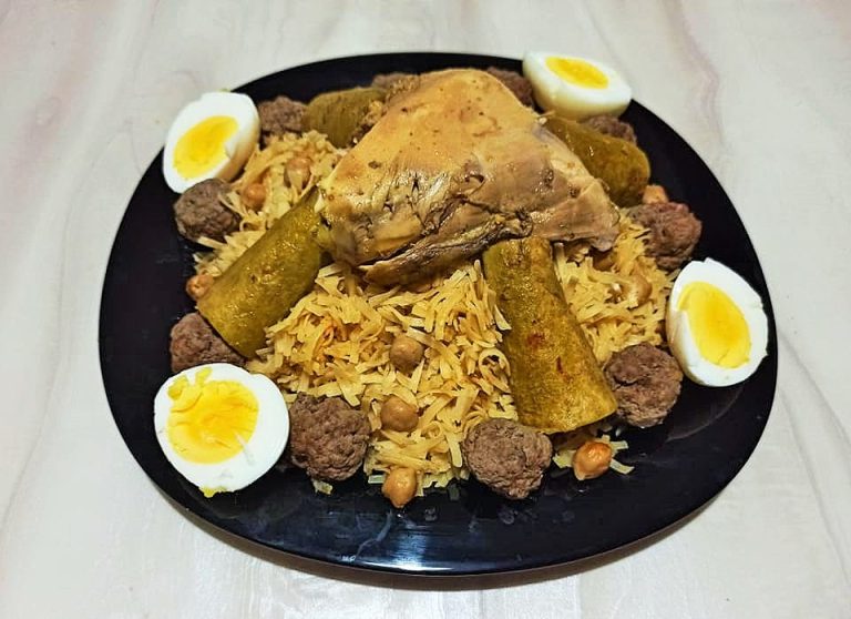 رشتة بيضاء باللحم المفروم والدجاج