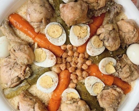 كسكسي بالدجاج والبيض المسلوق والخضار والحمص