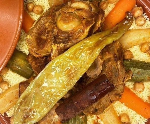 كسكسي باللحم والخضار الموسمية والحمص