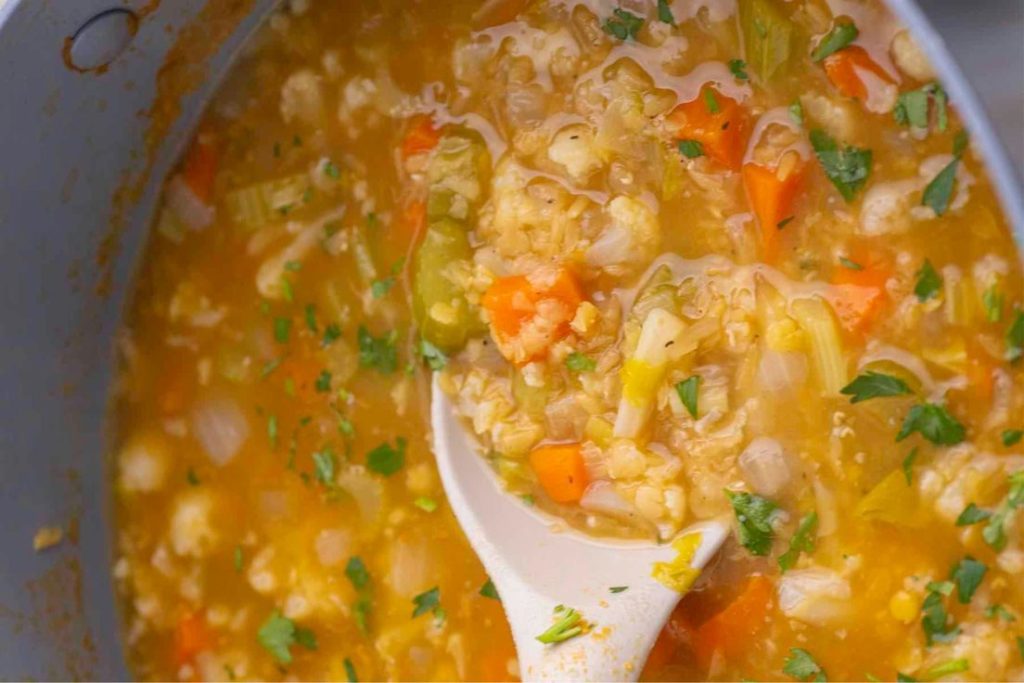 شوربة القرنبيط بالخضار ومرق الدجاج