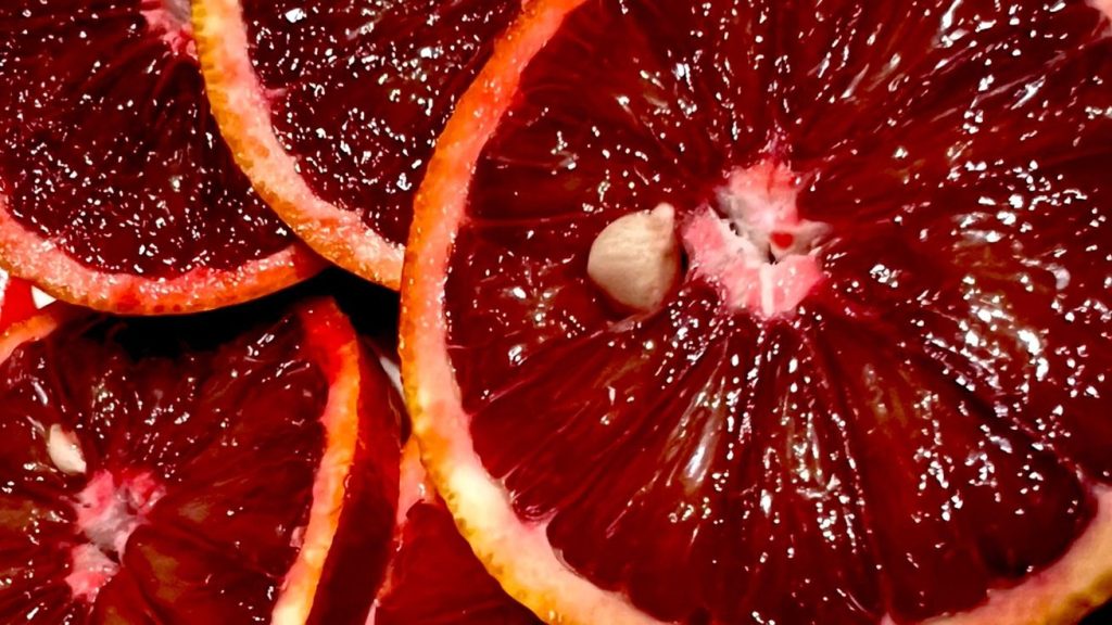 البرتقال الدموي ينشط الذاكرة ويحسن المزاج ويزيل التوتر والقلق