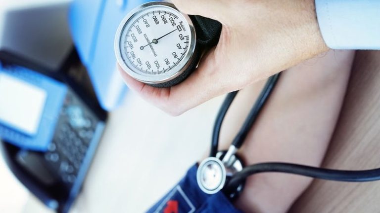 عمركِ ستين سنة ... هذا هو ضغط الدم الطبيعي لسنكِ!