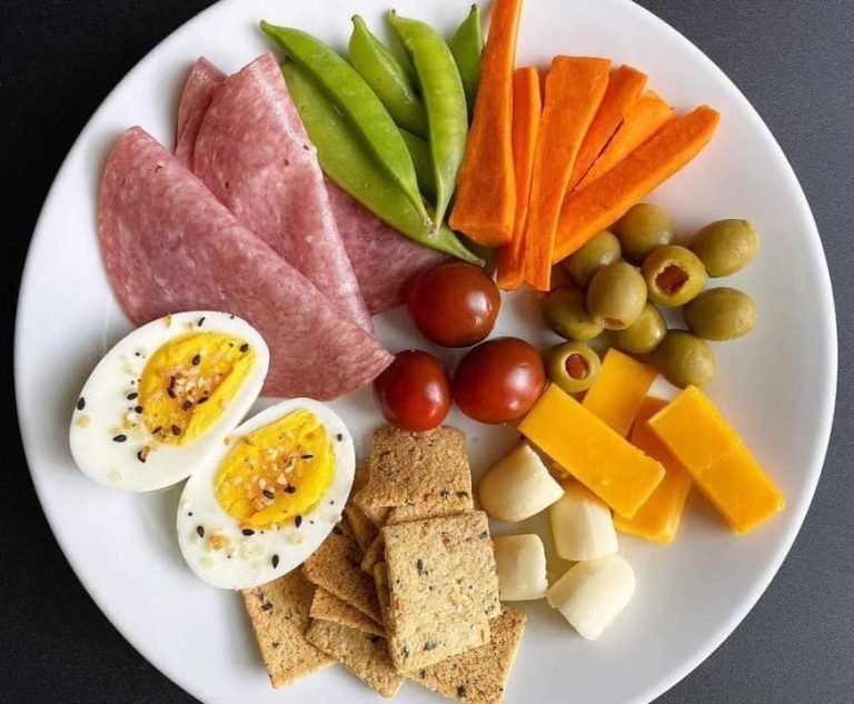 بعض النصائح لتناول الأطعمة الدهنية والسكرية والمالحة للحد من المخاطر الصحية