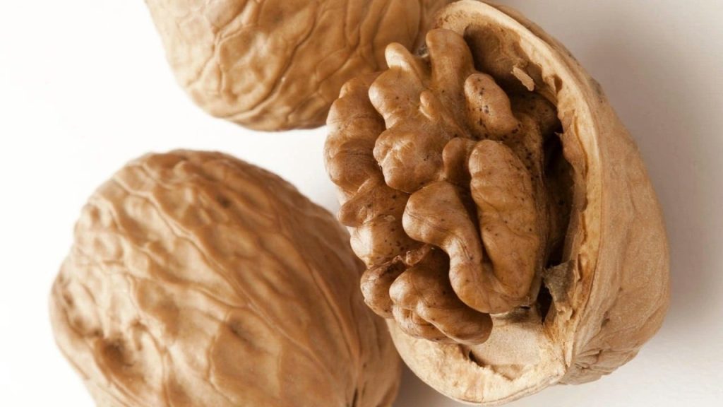 فوائد زيت الجوز