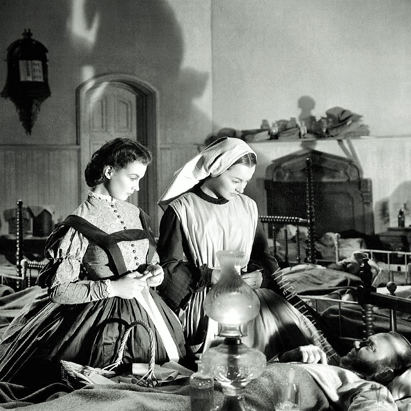 أوليفيا دي هافيلاند وفيفيان لي في فيلم ذهب مع الريح، سنة 1939م. هذا المشهد في كنيسة أتلانتا، الذي صُوّر في المستشفى