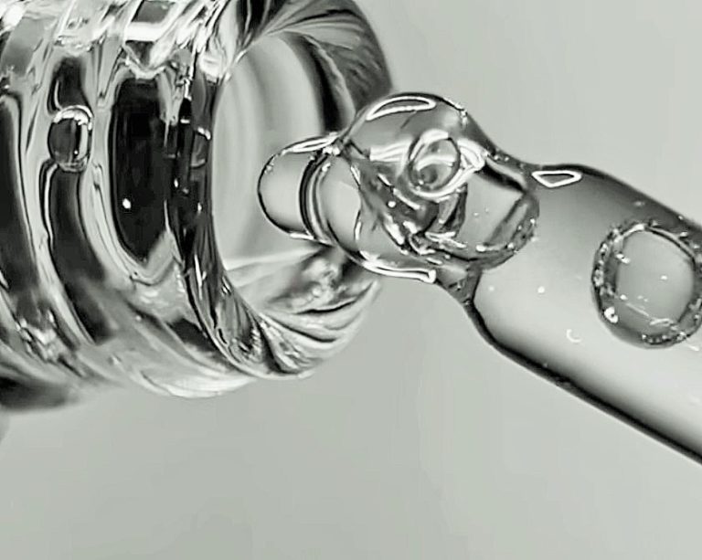 التدليك واليوغا لبشرة وجه ندية وصبية