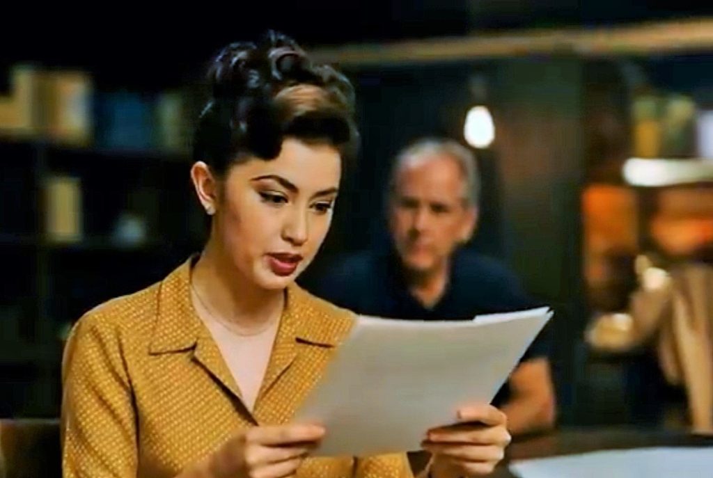 الفنانة كاميليا أثناء مراجعة دورها في أحد أغلامها