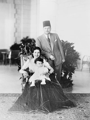 الملكة فريدة والملك فاروق الاول وابنتهما الكبرى