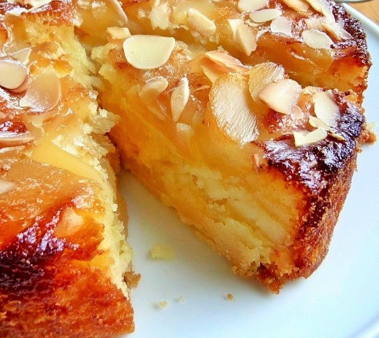 تارت المشمش والزبيب الأصفر برقائق اللوز المملح