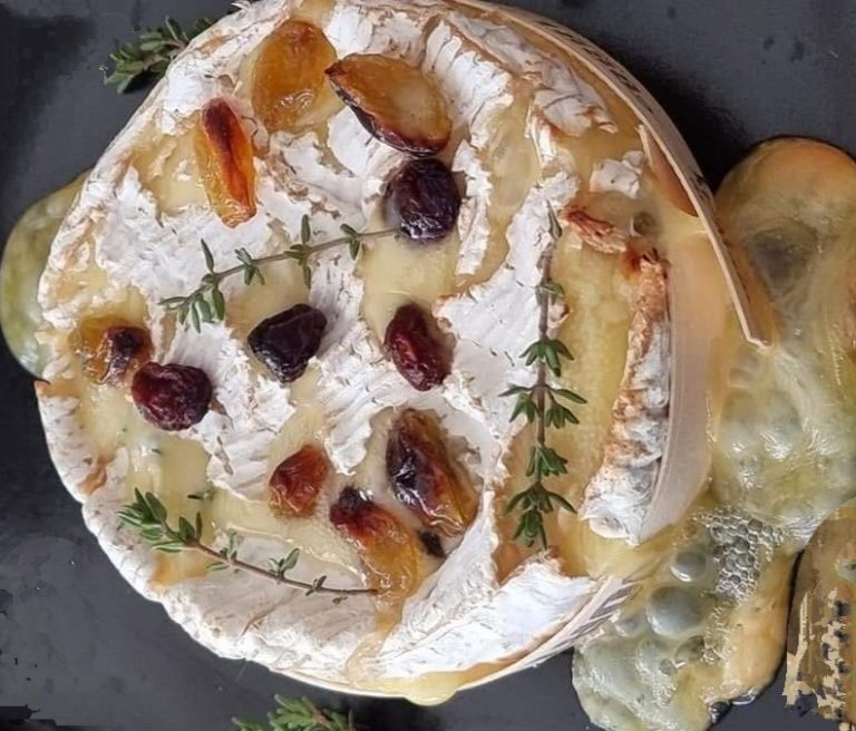 جبنة الكوممبير بالزبيب وزيت الزيتون