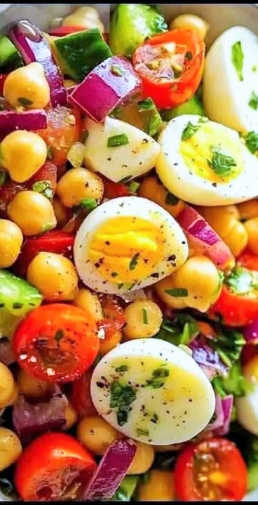 سلطة الخضار النيئة بالحمص