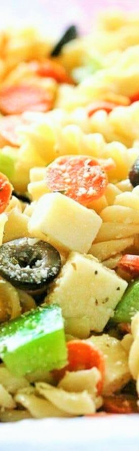 سلطة المعكرونة بالباتيه وجبن شيدار والخضار