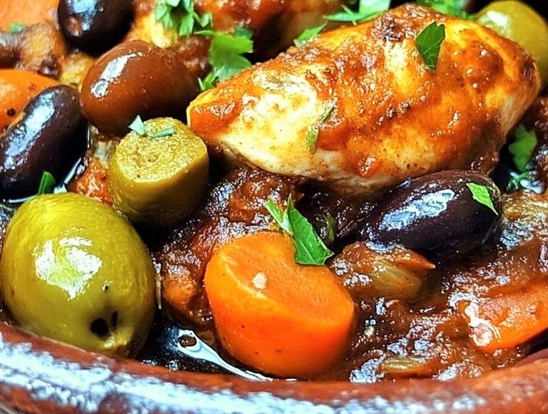 طاجين الدجاج المتبل بالزيتون والخضار العطرية