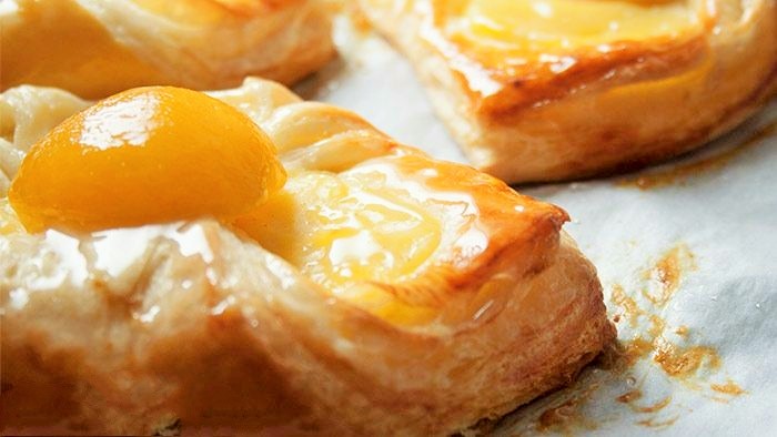 عجينة مورقة بالمشمش وكريمة خلاصة الفانيليا