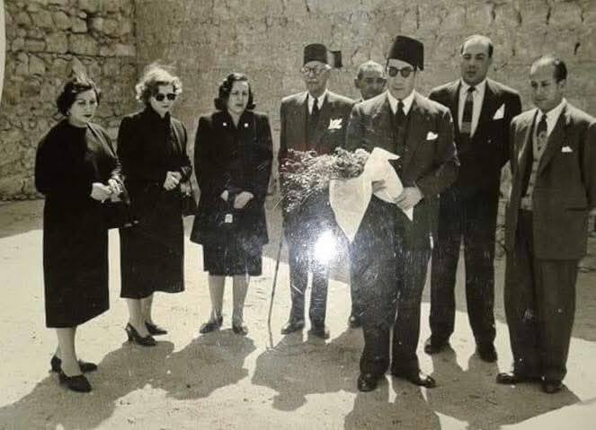 مشهد من فيلم غرام وانتقام وفي القت نفسه تشييع جثمان الراحلة أسمهان سنة 1944م