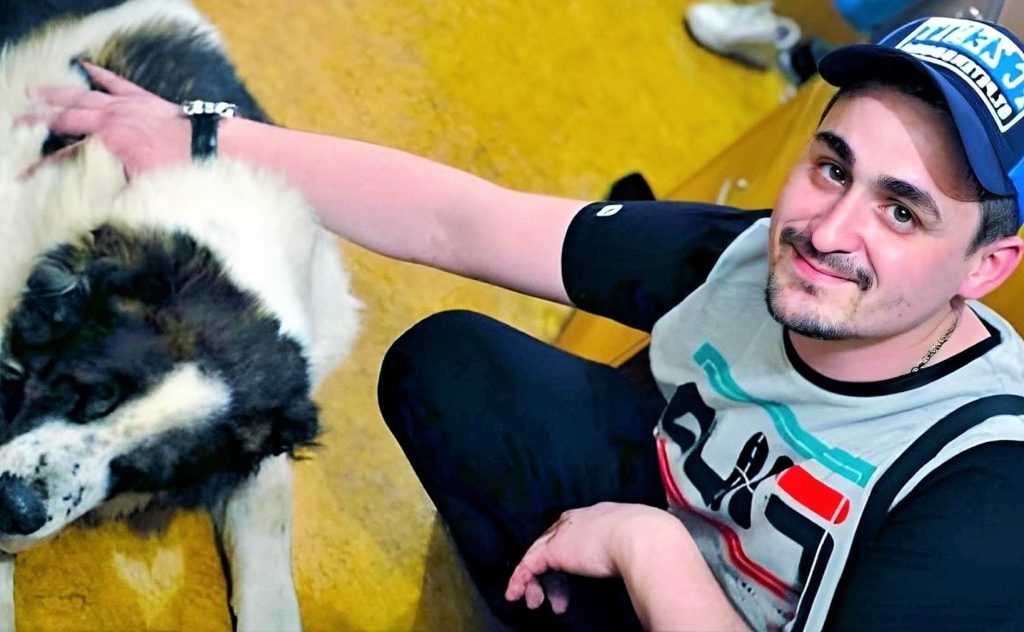 إيفان ميشوكوف مع كلبه