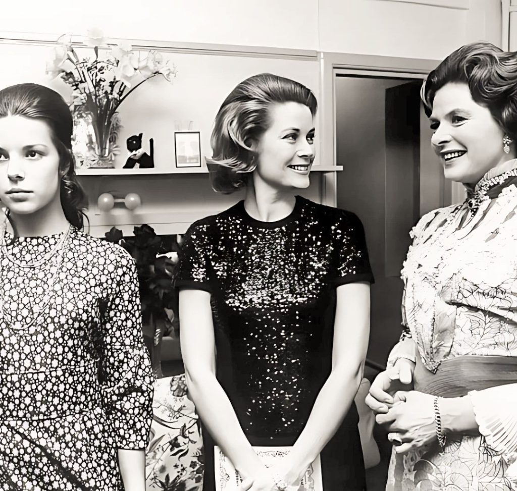 غريس كيلي مع ابنتها كارولين والفنانة إنغريد بيرغمان سنة 1971 فيمسرح كامبريدج بلندن 