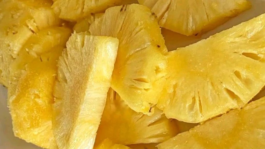 البروميلين مكمل غذائي آمن وغير سام، وله آثار جانبية قليلة جدًا، ولا توجد أي حالات معروفة لجرعات زائدة.