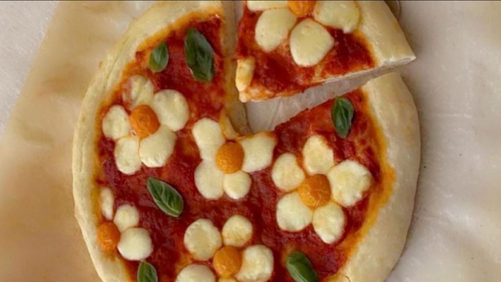 بيتزا على شكل باقة زهور برية