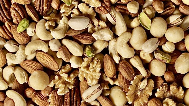 لهذه الأسباب يُنصح بتناول المكسرات!
