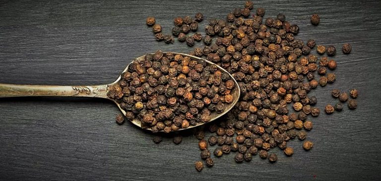 زيت الفلفل الأسود العطري ... الاستخدامات والاحتياطات الممكنة