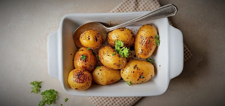بطاطا مسلوقة محمرة في الفرن بالزبدة والاعشاب العطرية