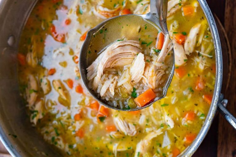 حساء الدجاج بالأرز والجزر ... من الوصفات الشتائية الرائعة