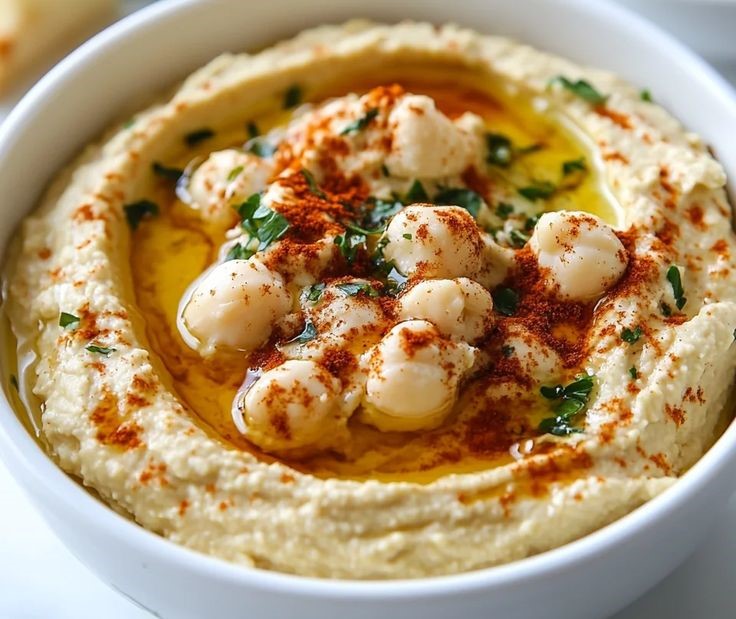 حمص سوري بالطحينة وزيت الزيتون وعصير اللمون والفلفل الاحمر