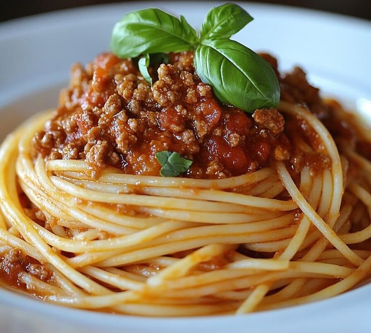 سباغيتي معشوقة الجماهير بصلصة البولونيز والريحان