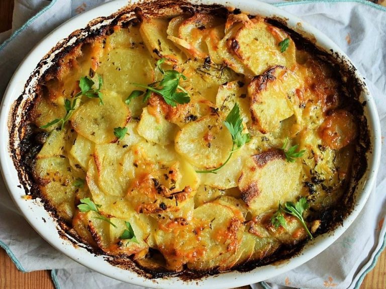 غراتان السلق بالبطاطا والكريمة والجبنة