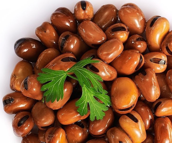 فول مسلوق  متبل بالكمون والملح وزيت الزيتون