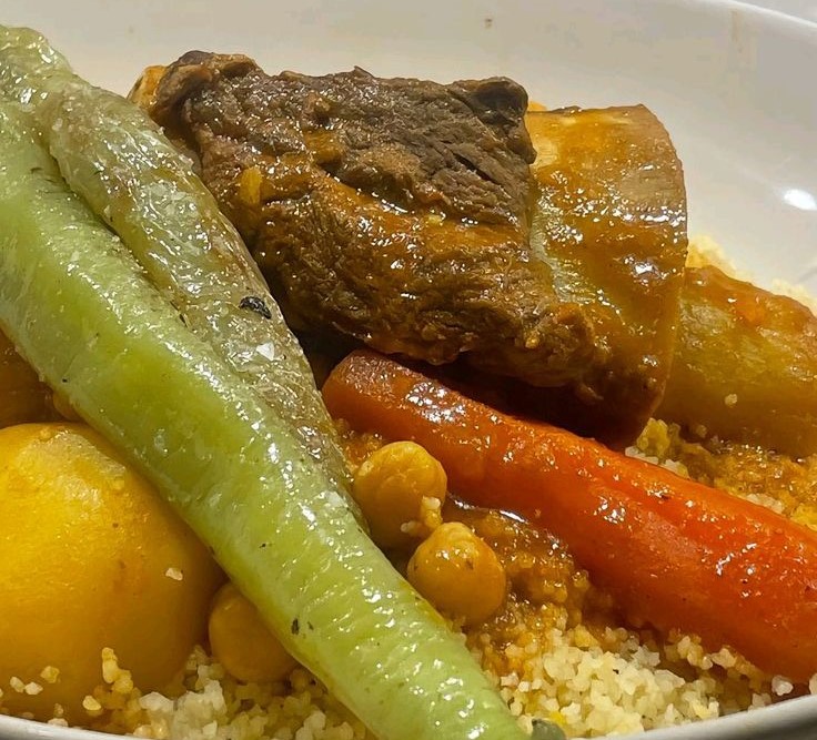 كسكسي جزائري باللحة الضأن والخضار والحمص