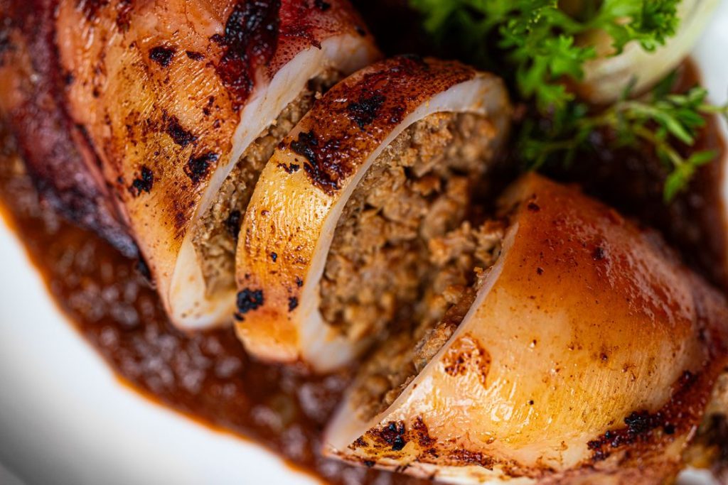 كلمار بصلصة الطماطم محشو بالخضار والأرز ومتبل بالكاري والفلفل الأسود والأحمر