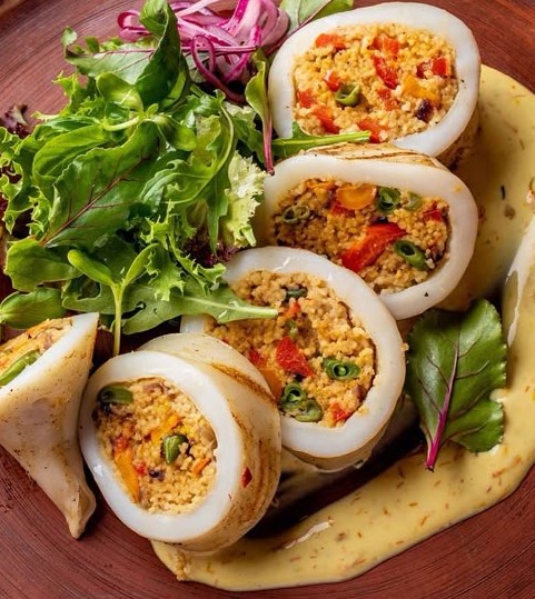 أخطبوط مشوي بالخضار والأعشاب المعطرة