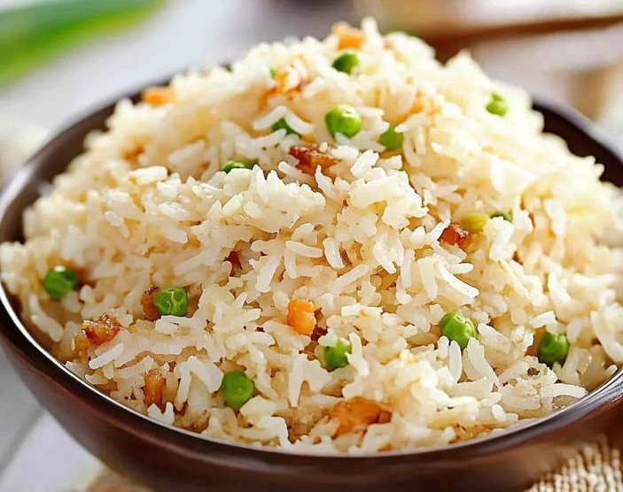 مقبلة الأرز الساخة بالخضار ومتبلة بزيت الزيتون