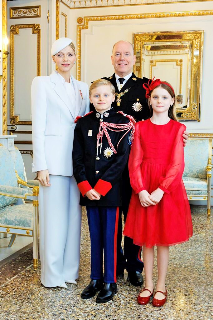 الأمير ألبرت الثاني والأميرة شارلين أميرة موناكو برفقة طفليهما، الأميرة غابرييلا وولي العهد الأمير جاك.