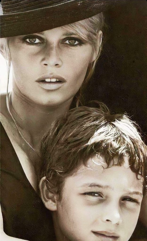 بريجيت باردو مع ابنها نيكولاس جاك شاريه