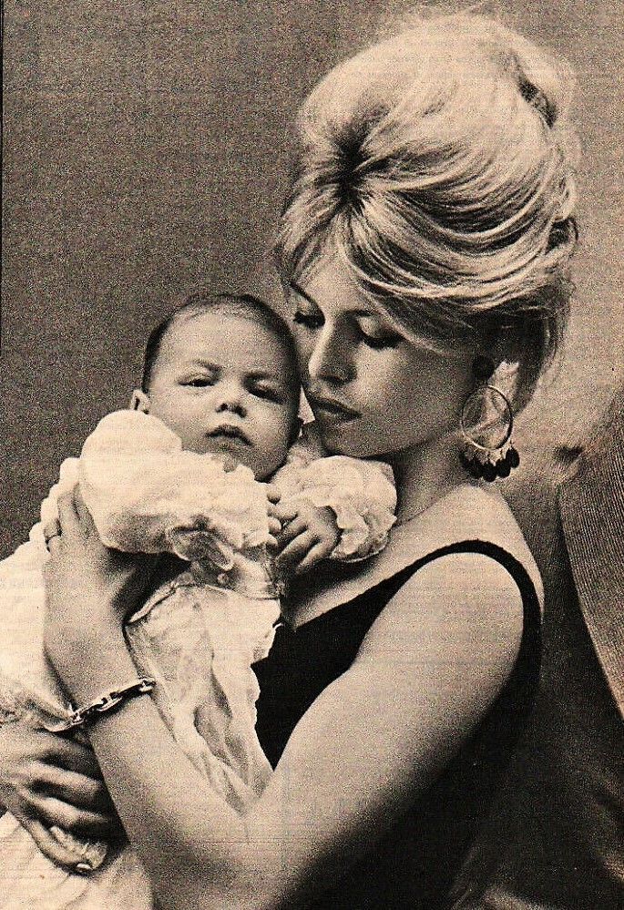 بريجيت باردو مع طفلها نيكولاس جاك شاريه