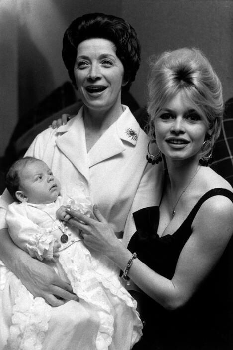 بريجيت باردو مع والدتها ورضيعها نيكولاس شاريه