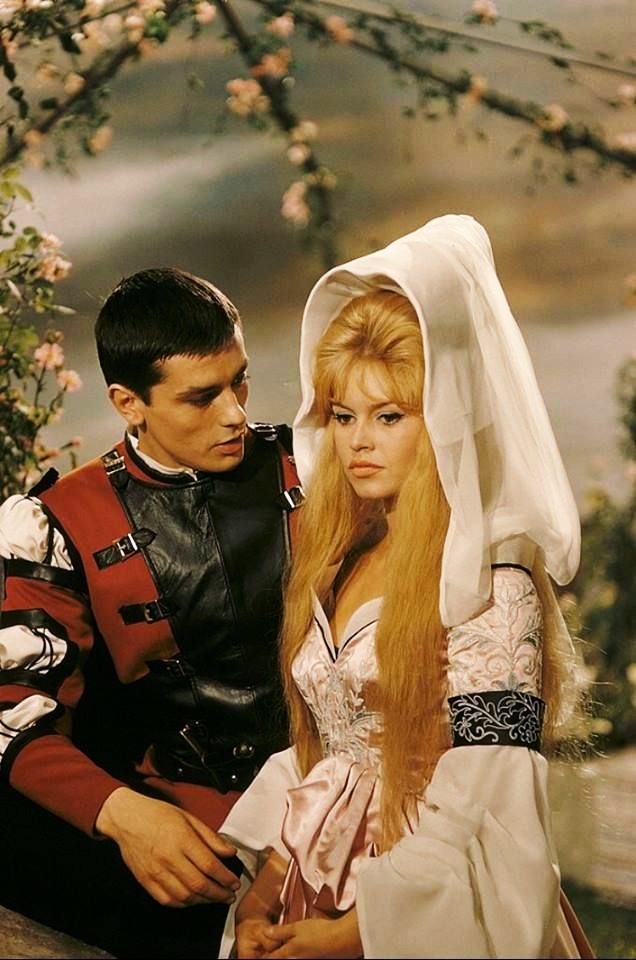 بريجيت باردو وآلان دولون في فيلم Amours celebres