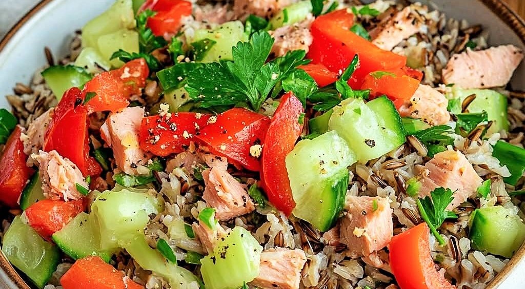 سلطة الأرز الأسمر والخضار بالتونة