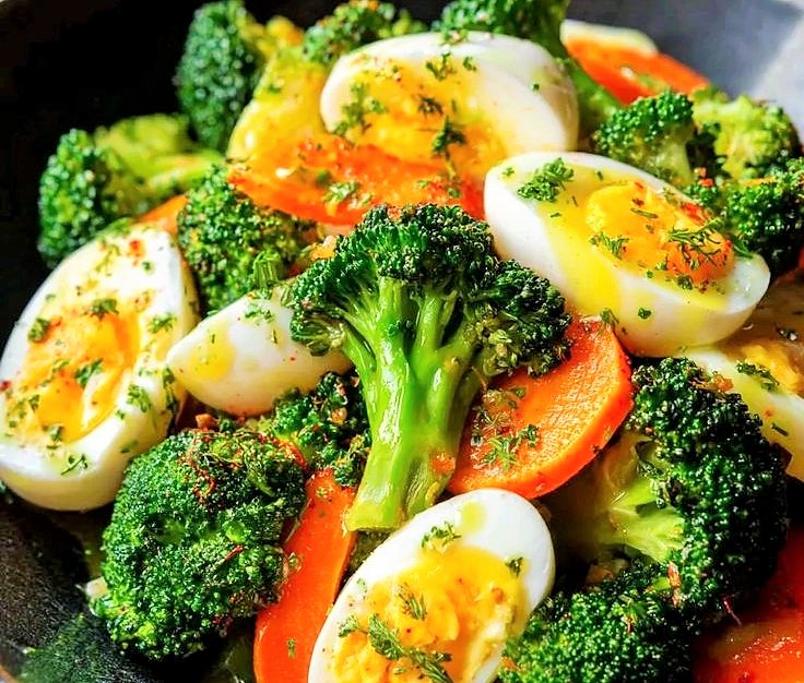 سلطة البروكلي والجزر بالعسل وزيت الجوز النباتي