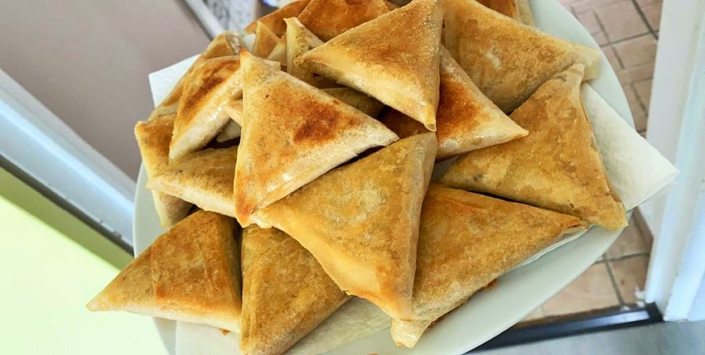 صامصة حلوة مالحة بالدجاج والمكسرات والقرفة والعسل