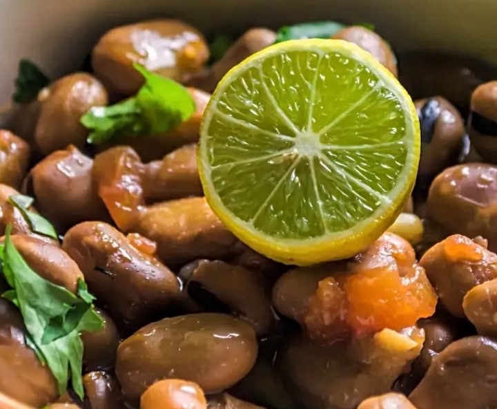 فول مدمس بالخلطة وزيت الزيتون فول مدمس بالخلطة وزيت الزيتون