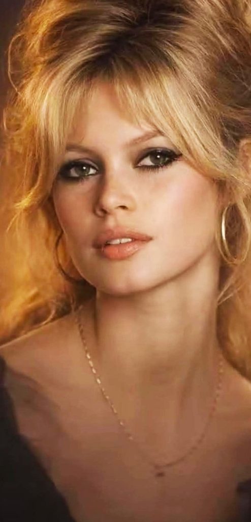 بريجيت باردو أجمل امرأة في العالم، عبر جميع الأجيال، مباشرةً بعد الممثلة كاثرين زيتا جونز سنة 2008.